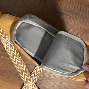 NWOT sling purse. Mustard color great condition only used once